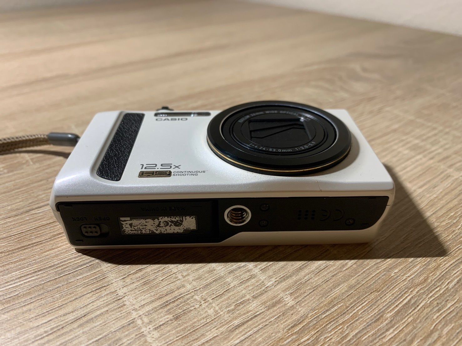 CASIO EXILIM デジカメ EX-ZR100 ホワイト ジャンク品 CASIO カシオ EXILIM EX-ZR100 ホワイト ジャンク品 デジカメ
