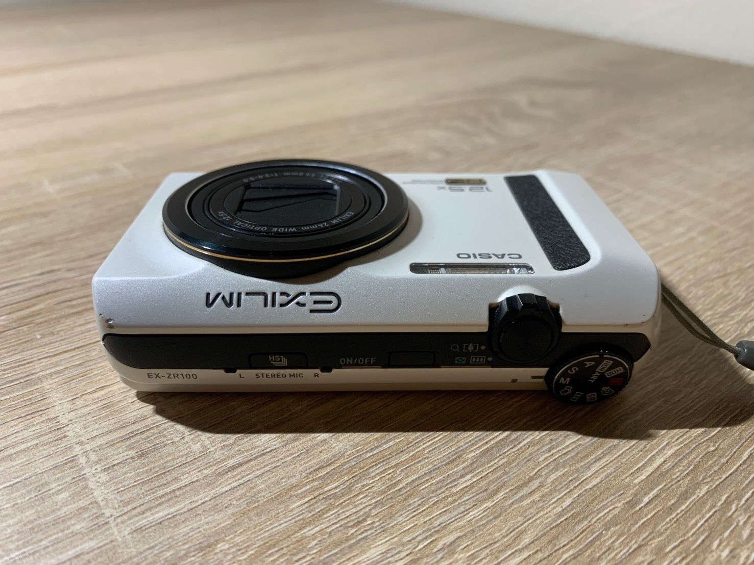 9951 Casio EXILIM EX-ZR100 ホワイト デジカメ ジャンク品【宅