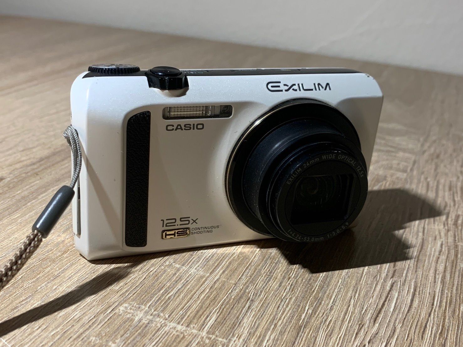 9951 Casio EXILIM EX-ZR100 ホワイト デジカメ ジャンク品【宅