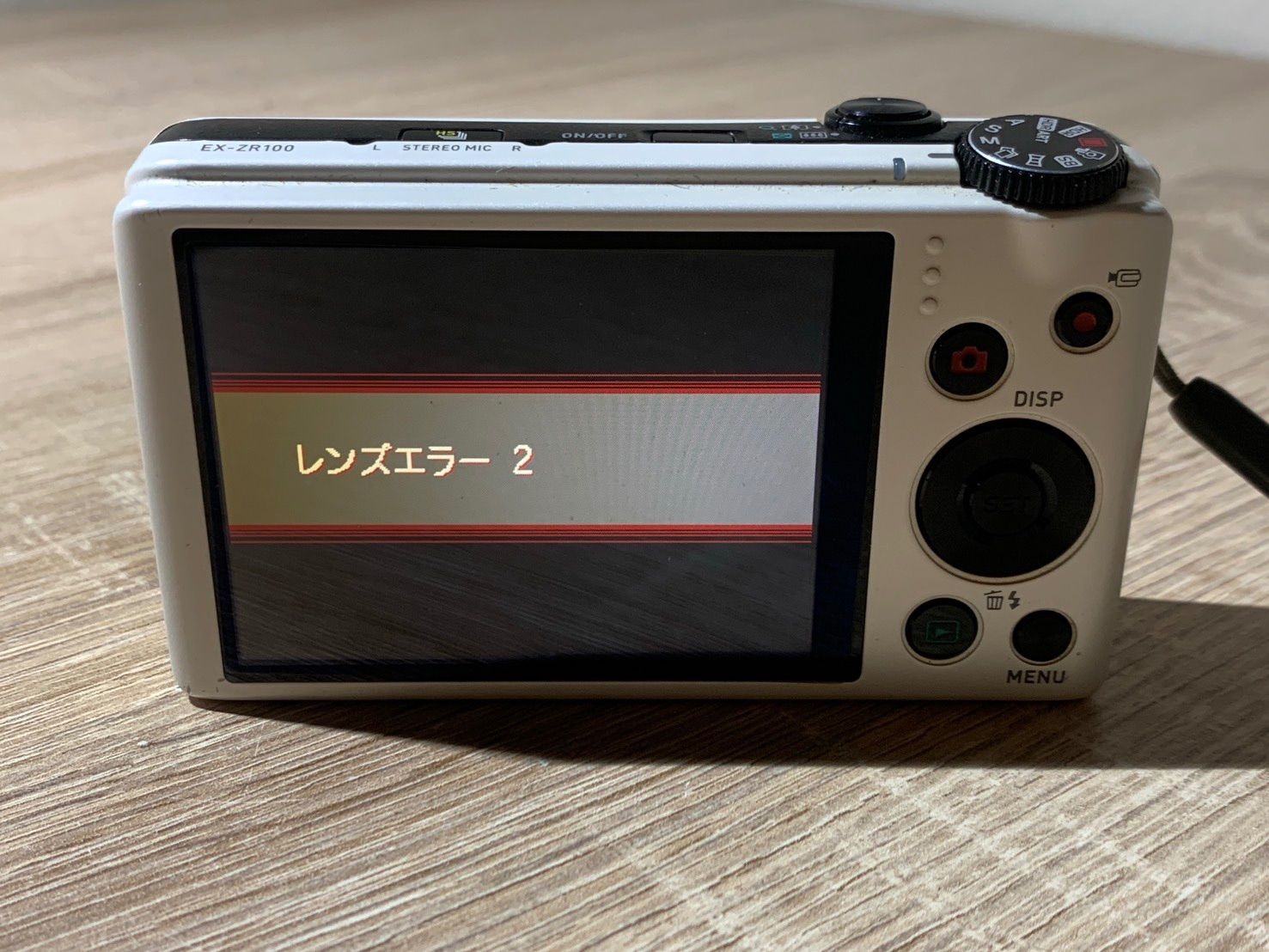 9951 Casio EXILIM EX-ZR100 ホワイト デジカメ ジャンク品【宅