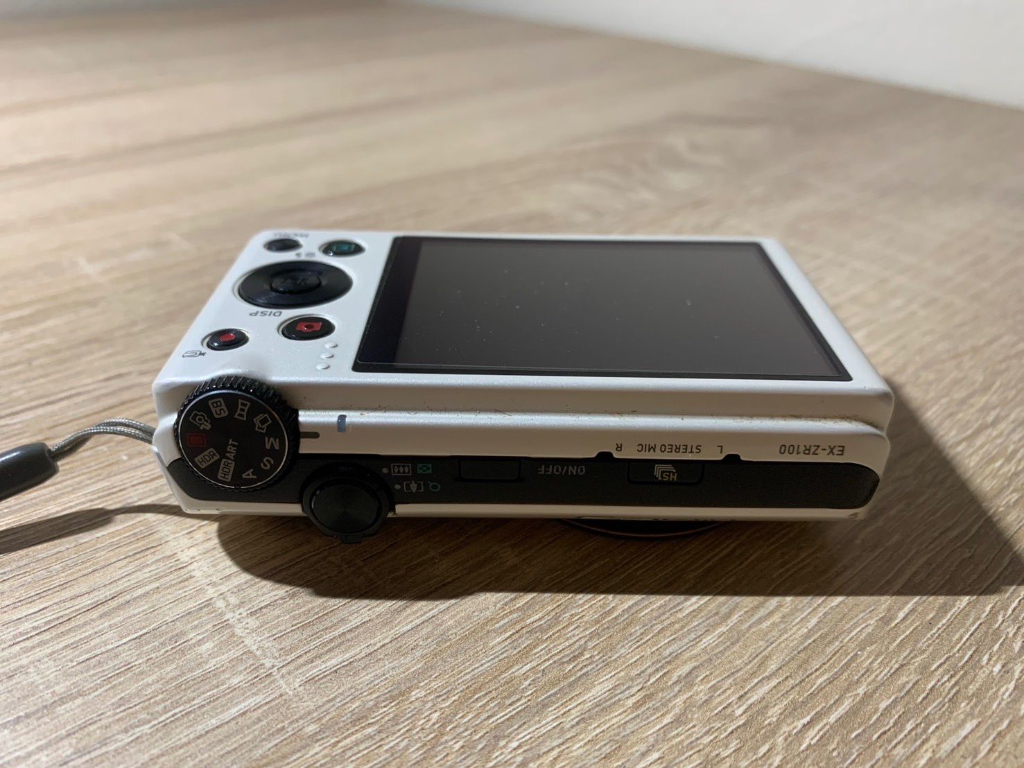 9951 Casio EXILIM EX-ZR100 ホワイト デジカメ ジャンク品【宅