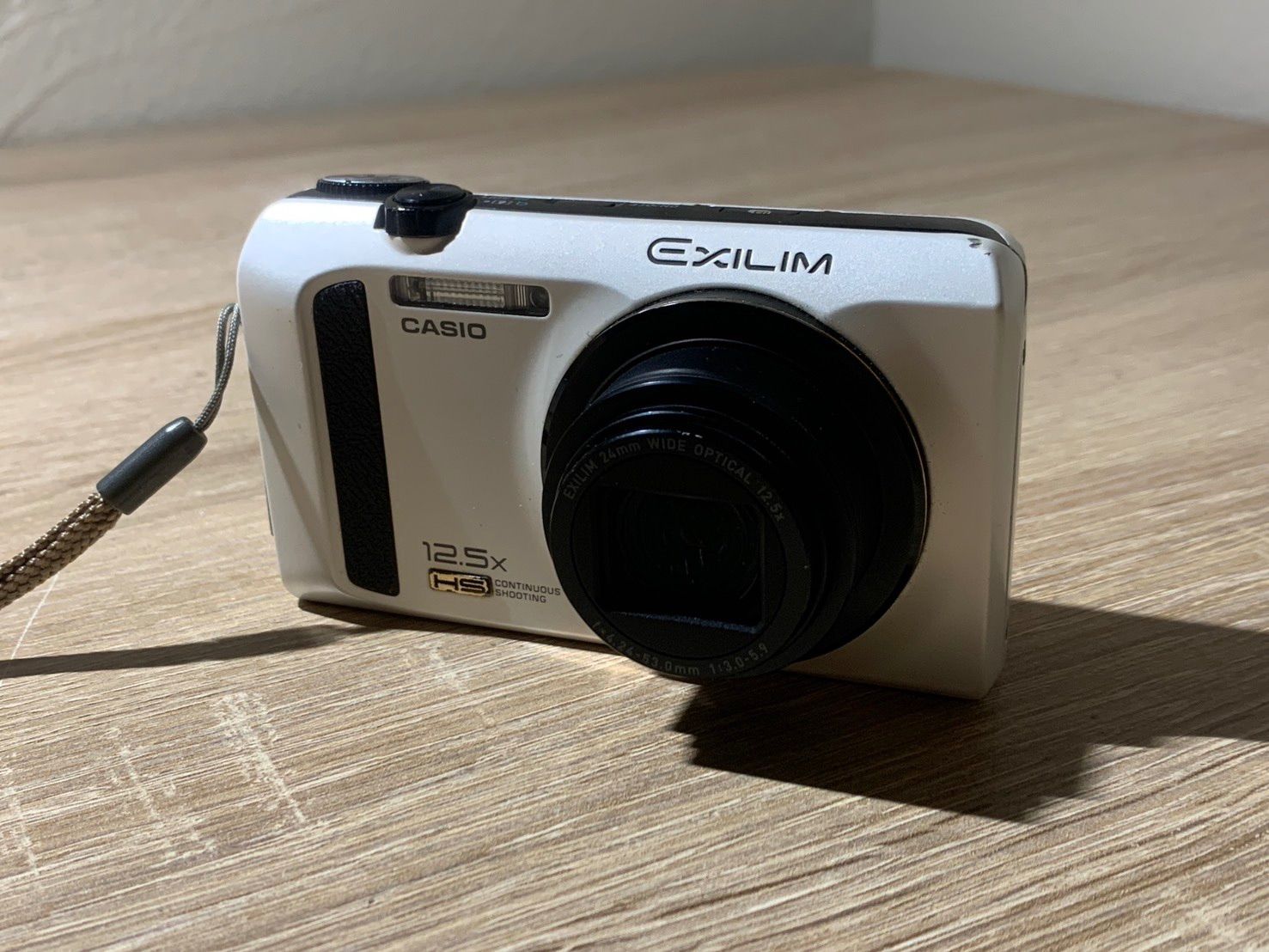 9951 Casio EXILIM EX-ZR100 ホワイト デジカメ ジャンク品【宅