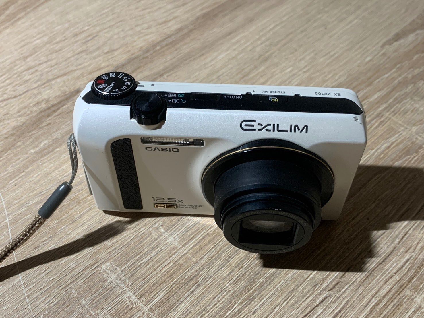 9951 Casio EXILIM EX-ZR100 ホワイト デジカメ ジャンク品【宅