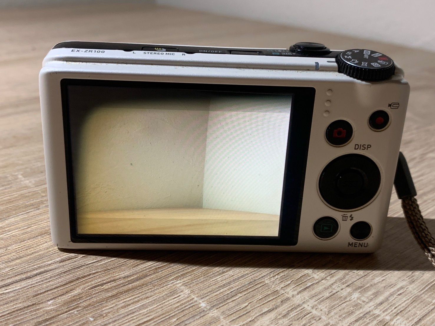 9951 Casio EXILIM EX-ZR100 ホワイト デジカメ ジャンク品【宅