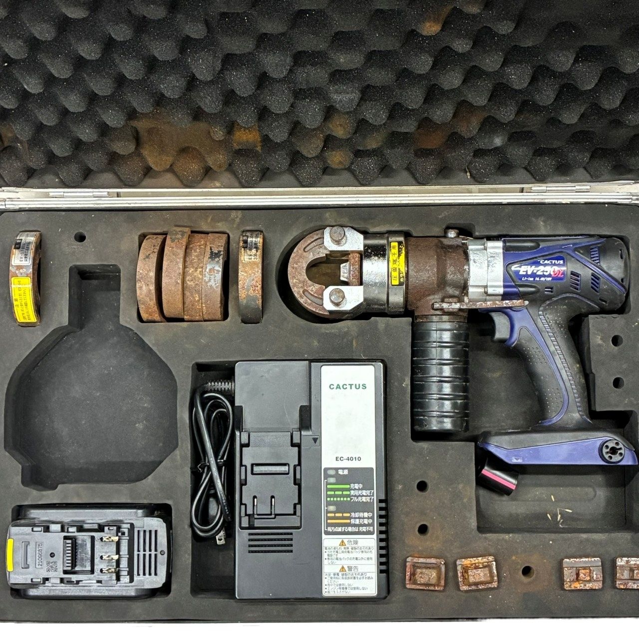カクタス コードレス電動油圧式圧着工具 EV-250DL 18V ブルー バッテリー EB-0600×1個 充電器 EC-4010 動作確認済 【中古】 12604K273