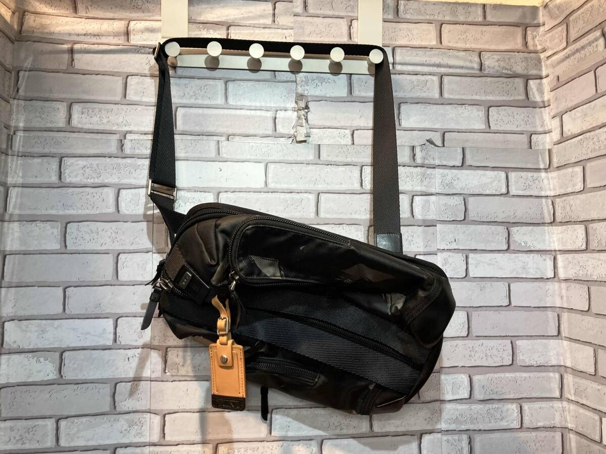 TUMIトゥミ ボディバッグ saratoga sling カモフラ 【公式通販】