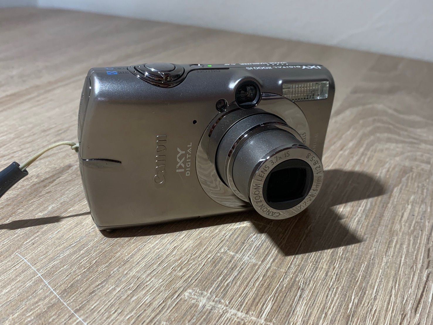 9981 Canon IXY DIGITAL 2000 IS シルバー デジカメ ジャンク品【ネ 