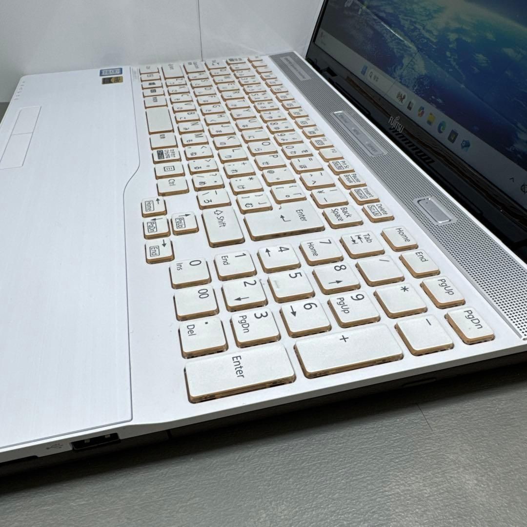 富士通 極上富士通プレミアムホワイト☘️8世代i7☘️SSD256GB+HDD1TB