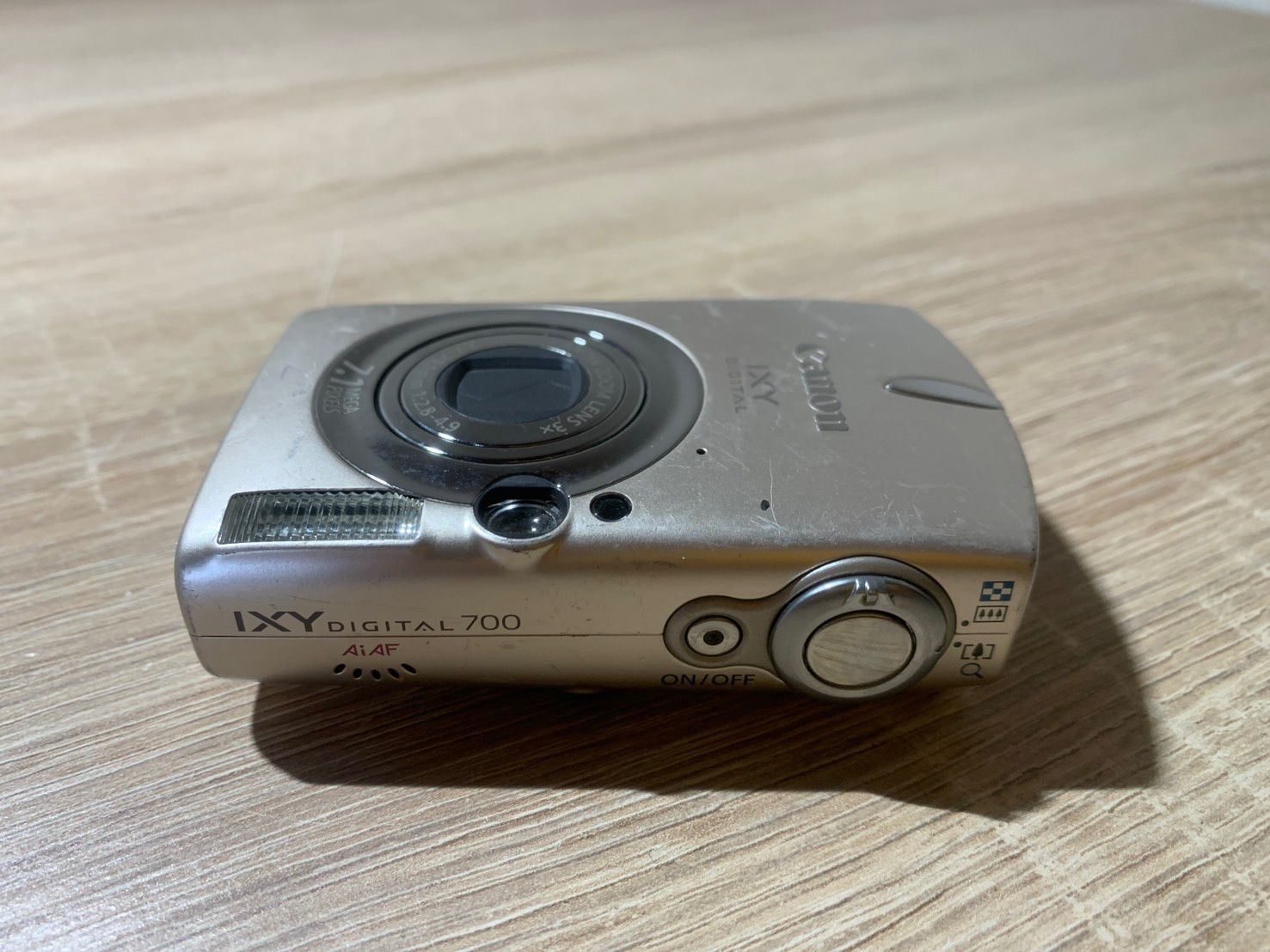 0001 Canon IXY DIGITAL 700 ゴールド デジカメ ジャンク品【ネ