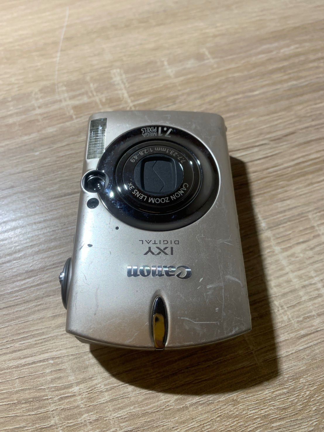 0001 Canon IXY DIGITAL 700 ゴールド デジカメ ジャンク品【ネ