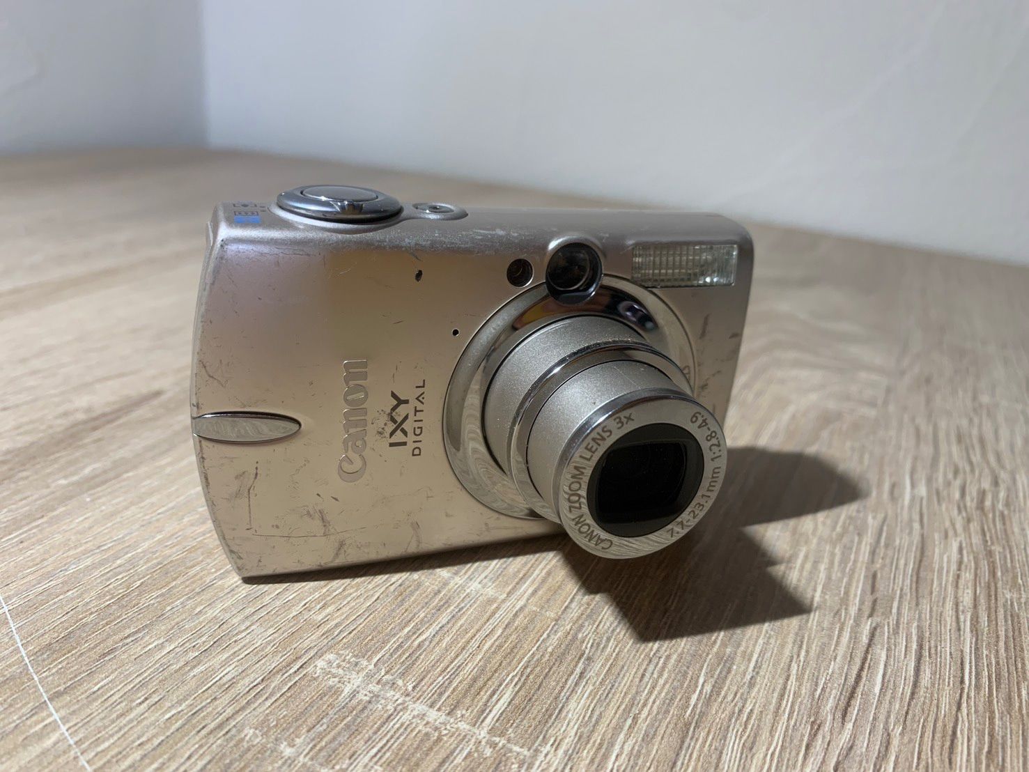 0001 Canon IXY DIGITAL 700 ゴールド デジカメ ジャンク品【ネ