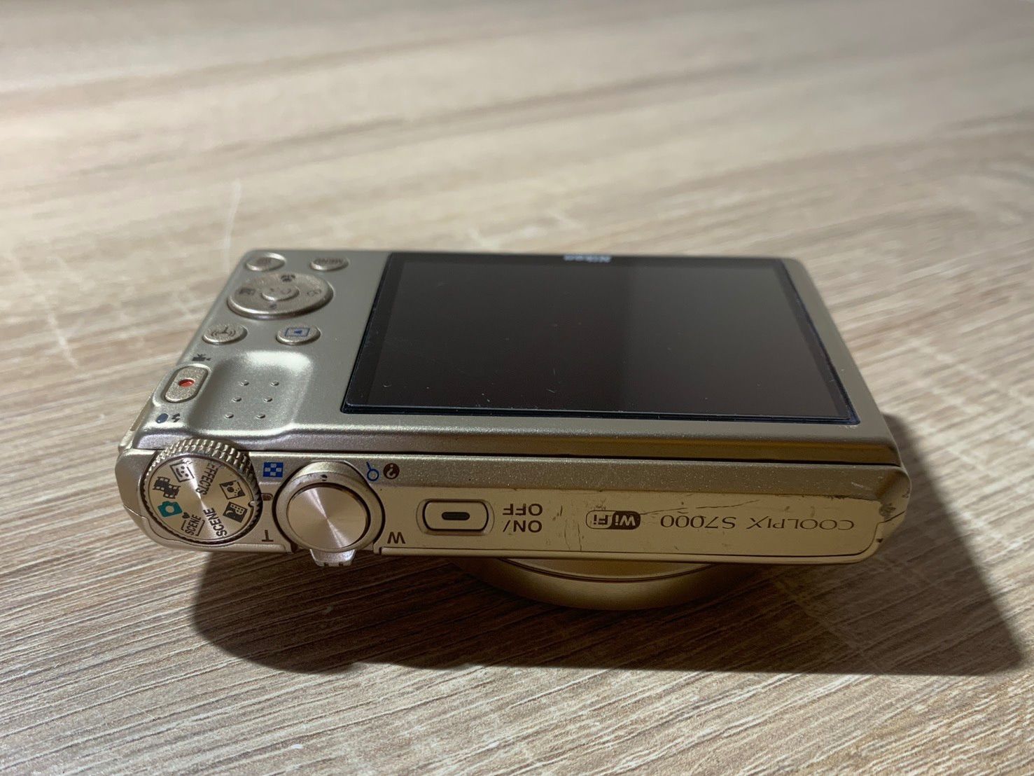 カメラ 9999 Nikon COOLPIX S7000 ゴールド デジカメ ジャンク品【ネ】