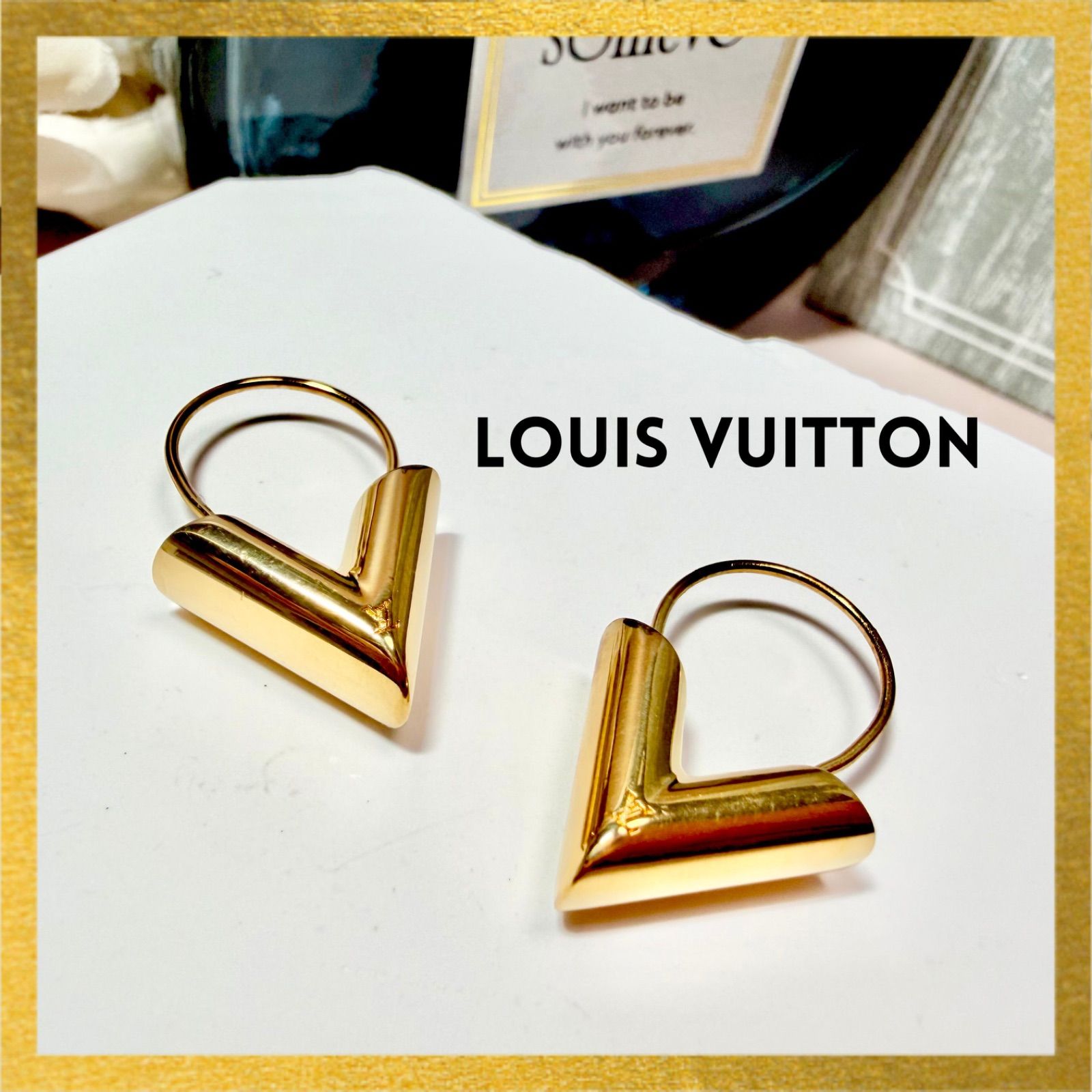 ルイヴィトン LOUIS VUITTON ピアス・エセンシャル V ゴールド 国内発送】LOUIS VUITTON エセンシャル V ピアス 大人気 (Louis