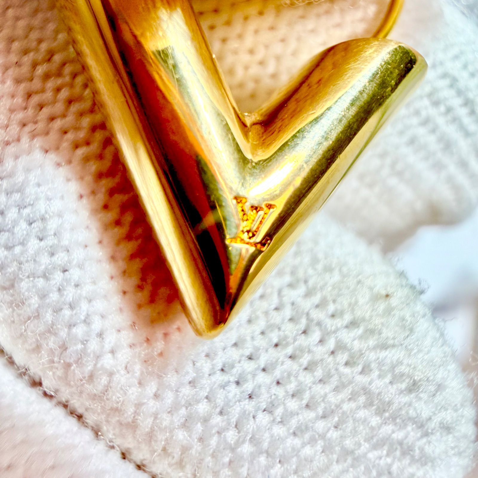 LOUIS VUITTON ルイヴィトン エセンシャルV ピアス ゴールド フープ