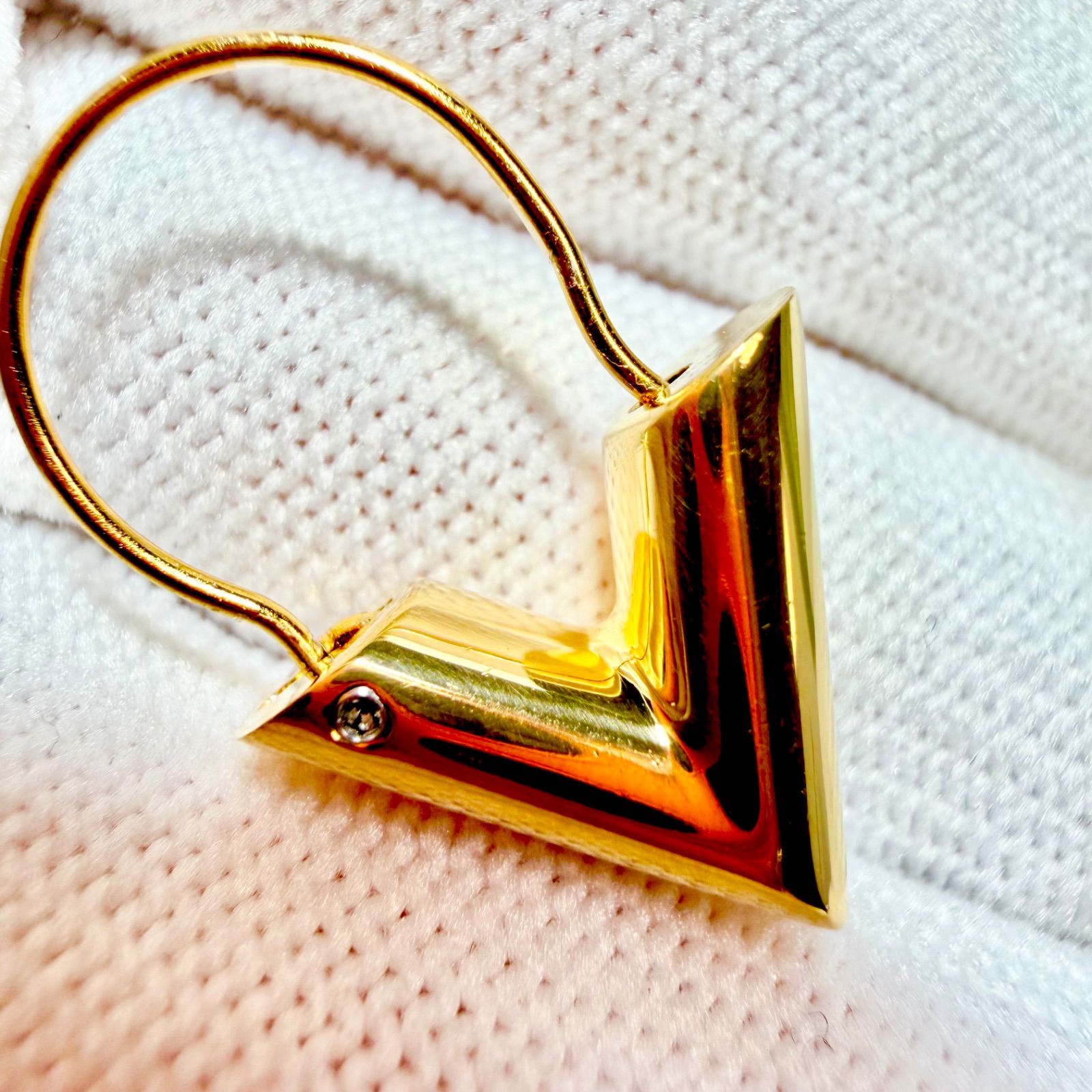 LOUIS VUITTON ルイヴィトン エセンシャルV ピアス ゴールド フープ 
