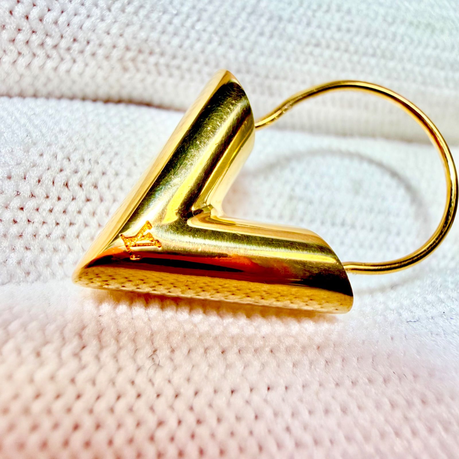 LOUIS VUITTON ルイヴィトン エセンシャルV ピアス ゴールド フープ