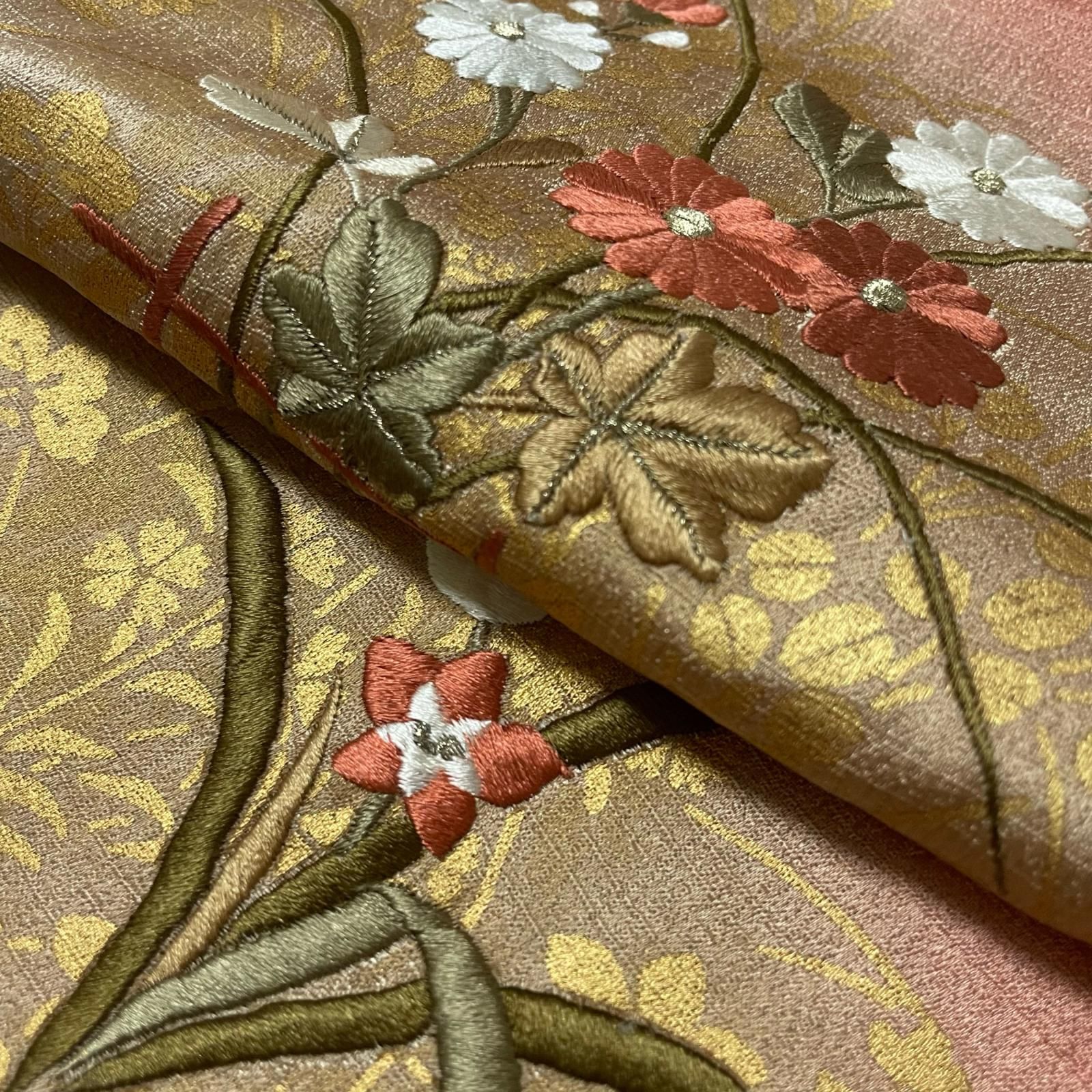 付下げ 裄68 トールサイズ 刺繍の花模様 金彩の草花 着物 正絹 X-395