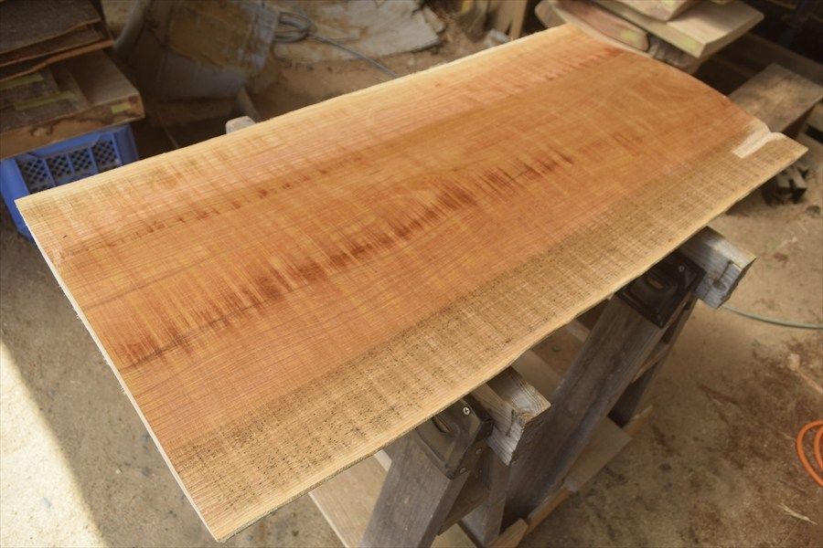 1枚板！やけくそ価格29800円！冗談抜きで30万円します！1枚✕2＝2枚板♪現品限りです。めちゃくちゃ重いです！速攻で引き取りに来て下さい＼(^o^)／ 朽ちと飛び出しの野趣あふれる二極を楽しめるケヤキ一枚板【1800mmの