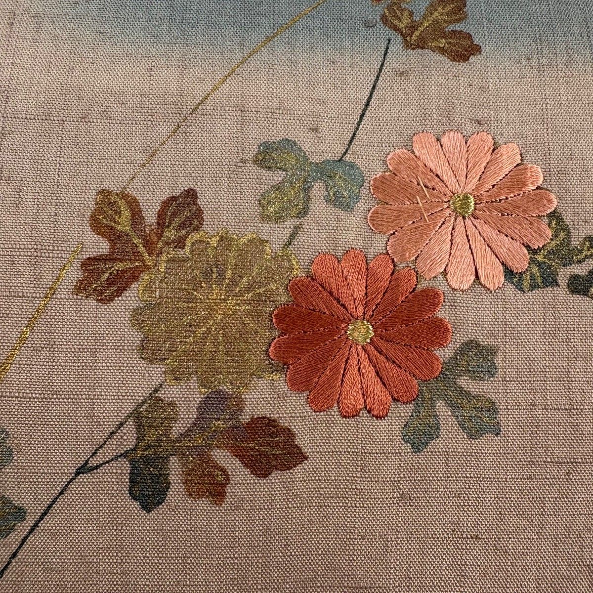 名古屋帯 秀品 関西仕立て 紬地 菊 ヱ霞 刺繍 金彩 ピンクベージュ