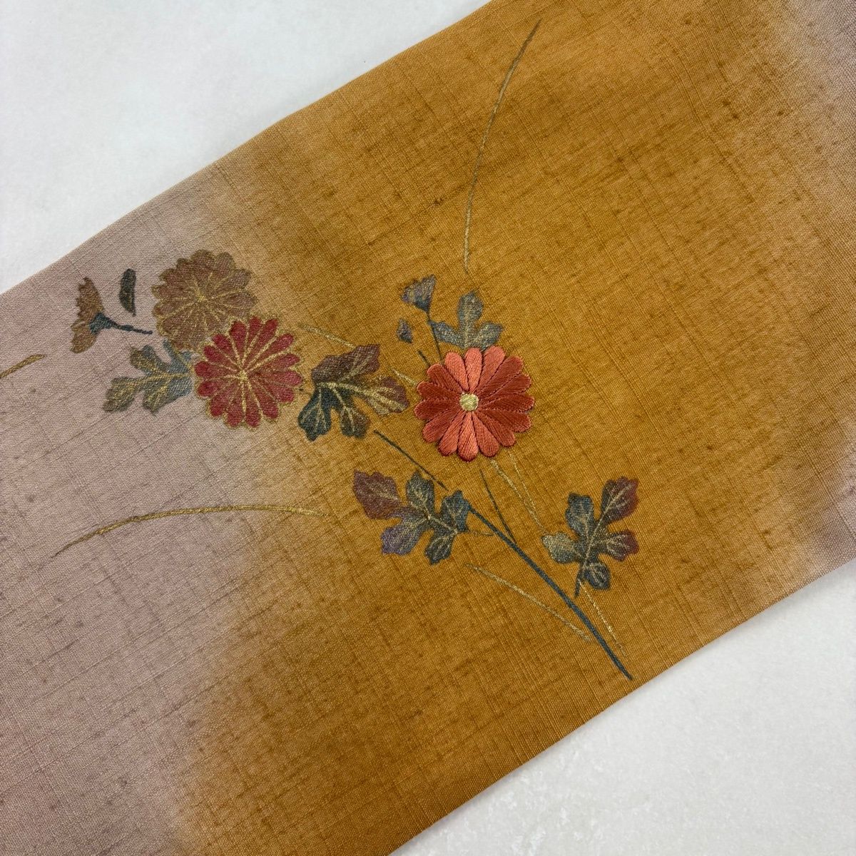 名古屋帯 秀品 関西仕立て 紬地 菊 ヱ霞 刺繍 金彩 ピンクベージュ
