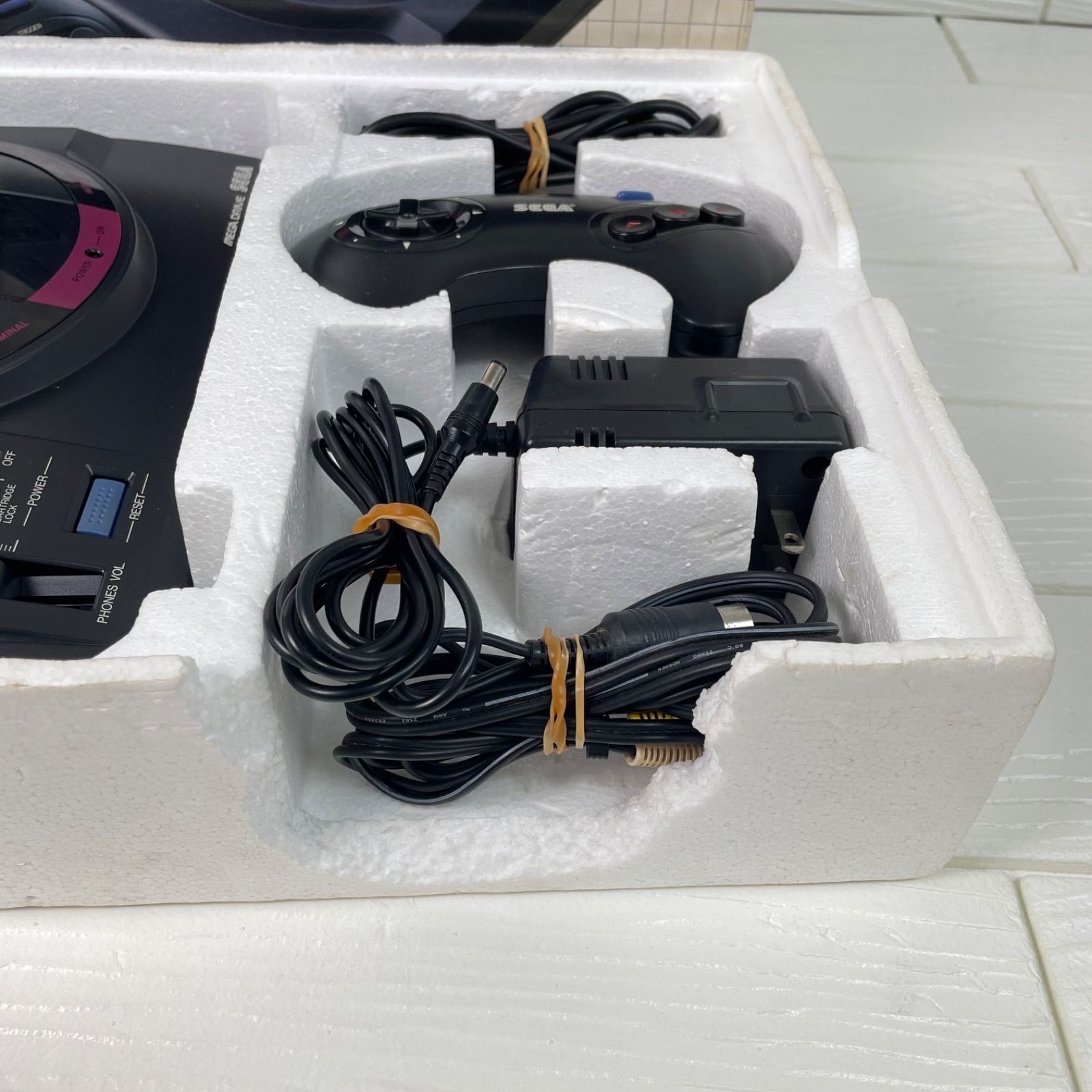 SEGA メガドライブ本体　16BIT　説明書、箱付き　ジャンク SEGA セガ メガドライブ MEGA DRIVE 16BIT 本体 説明書、箱