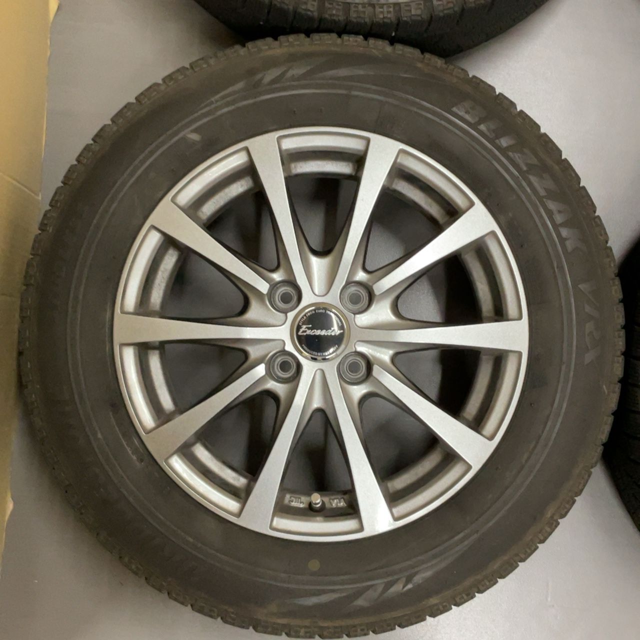 Exceeder15×5.5J 4穴 PCD100 &BRIDGESTONEブリザック VRX 185/65R15 