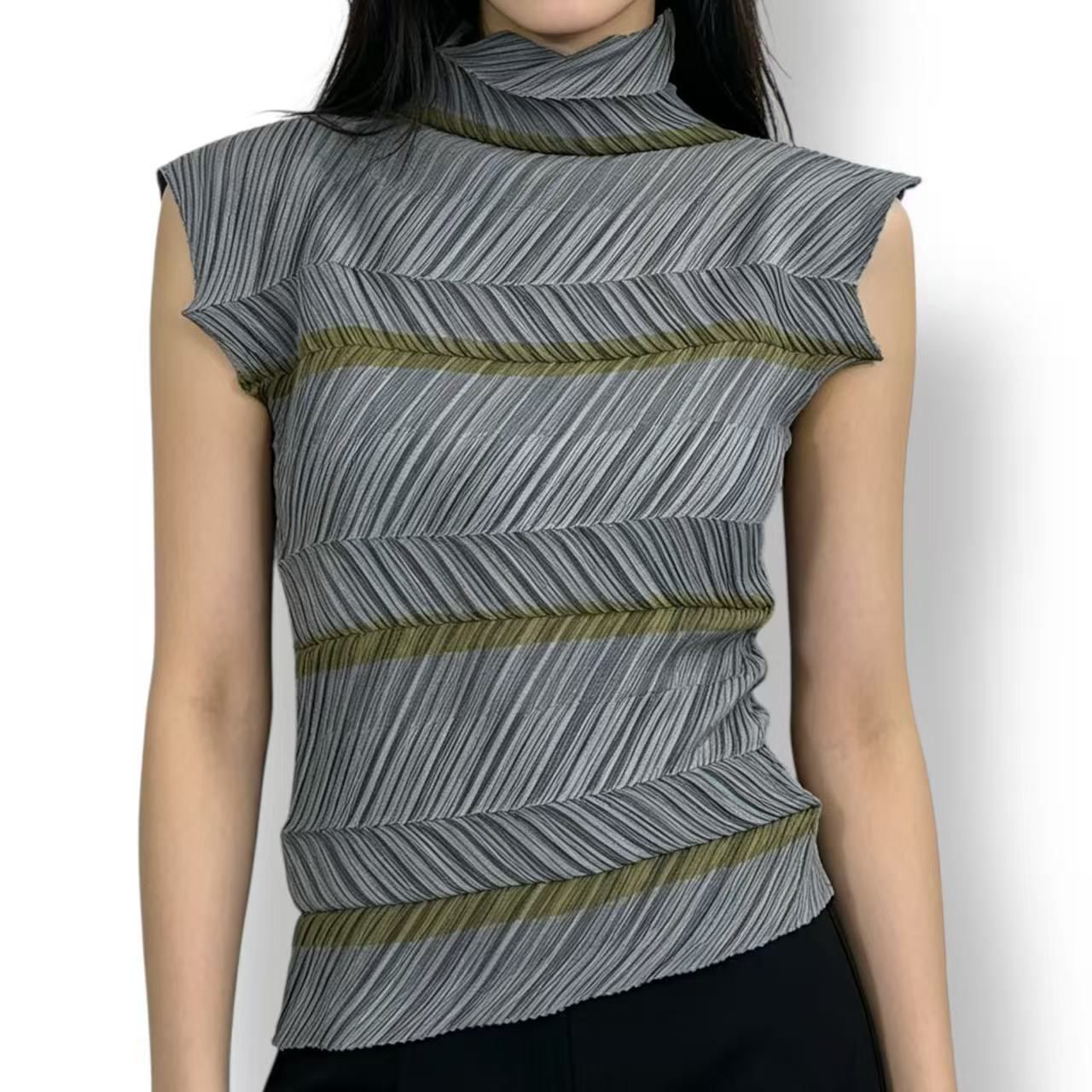 極美品 ISSEY MIYAKE イッセイミヤケ プリーツデザイン トップス カットソー グレー ボーダー サイズ2 極美品 ISSEY MIYAKE イッセイミヤケ プリーツデザイン トップス