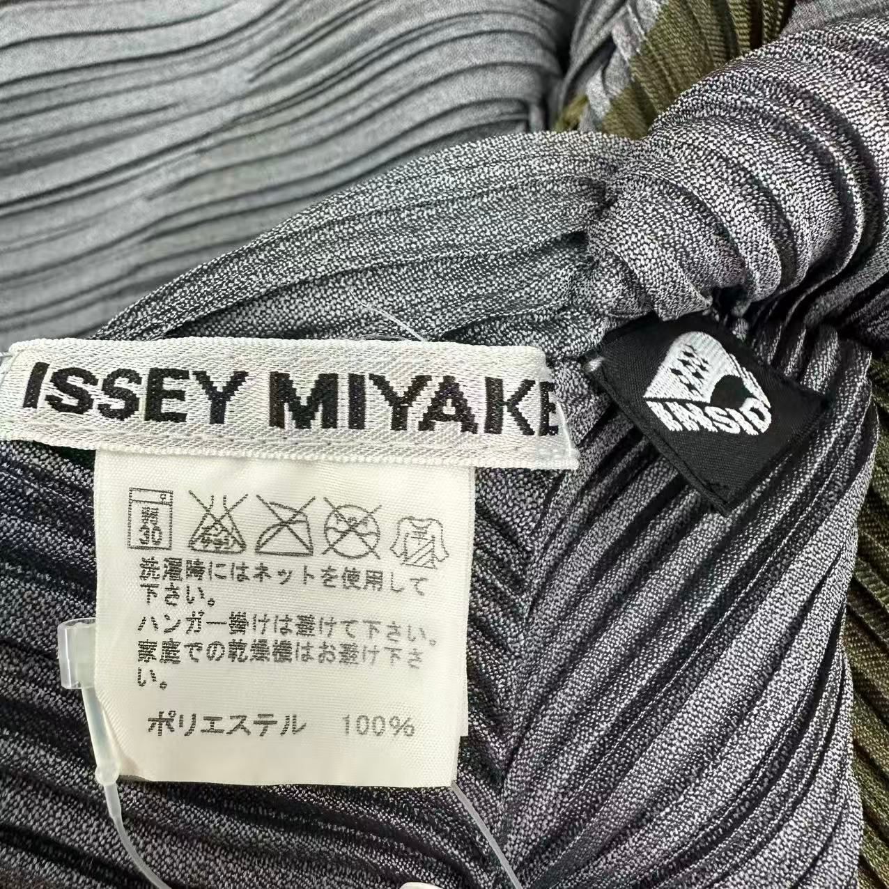 極美品 ISSEY MIYAKE イッセイミヤケ プリーツデザイン トップス カットソー グレー ボーダー サイズ2 極美品 ISSEY MIYAKE イッセイミヤケ プリーツデザイン トップス