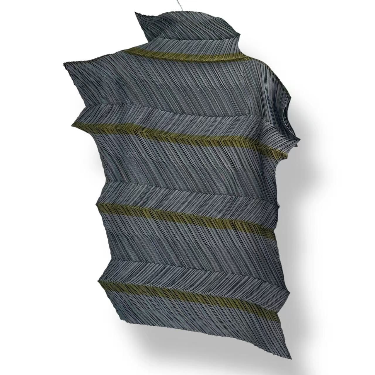極美品 ISSEY MIYAKE イッセイミヤケ プリーツデザイン トップス カットソー グレー ボーダー サイズ2 極美品 ISSEY MIYAKE イッセイミヤケ プリーツデザイン トップス