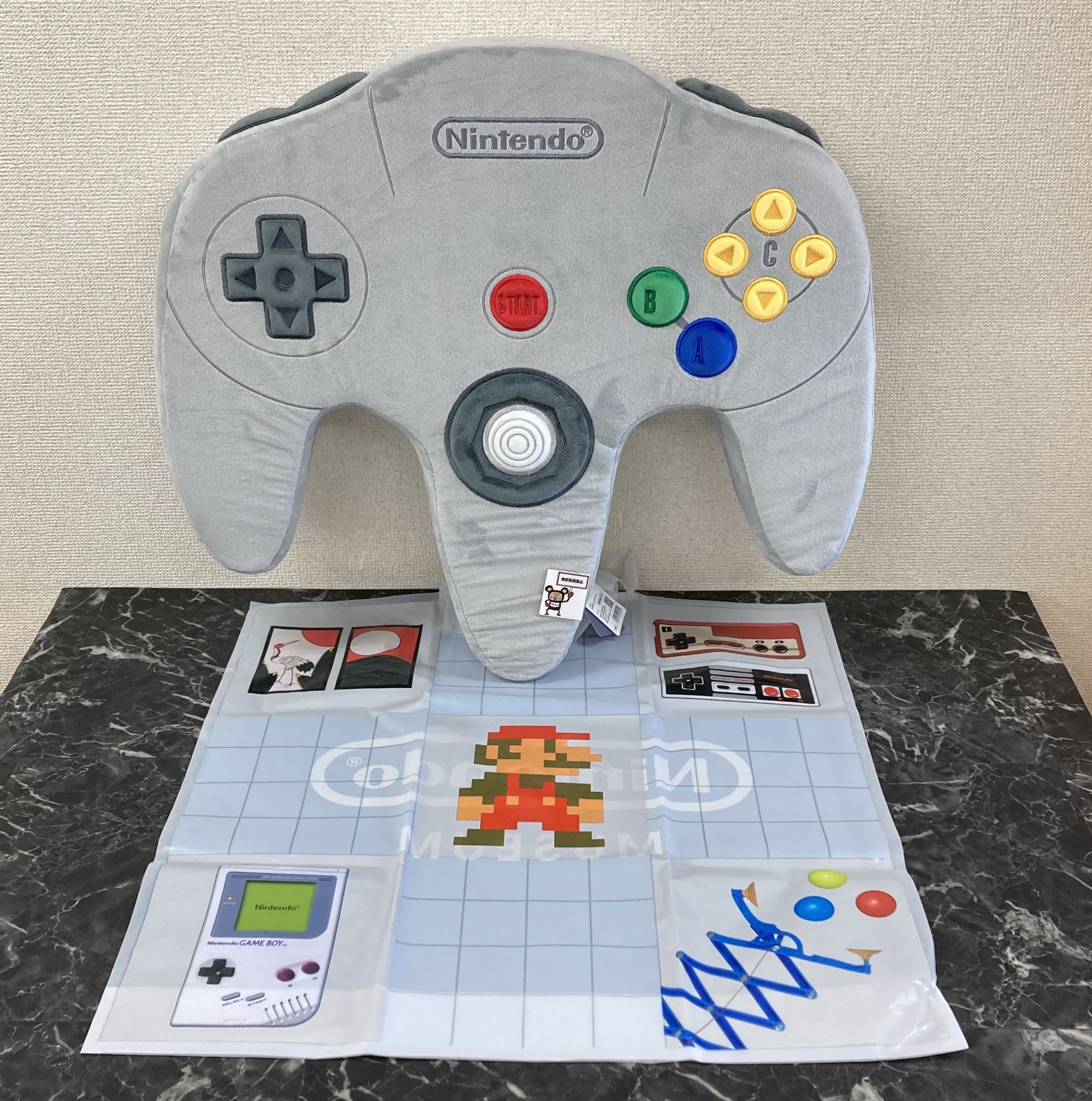 ニンテンドーミュージアム クッション　NINTENDO 64　限定 新品タグ付き 25. ニンテンドー64 リモコン 巨大クッション 任天堂ミュージアム限定