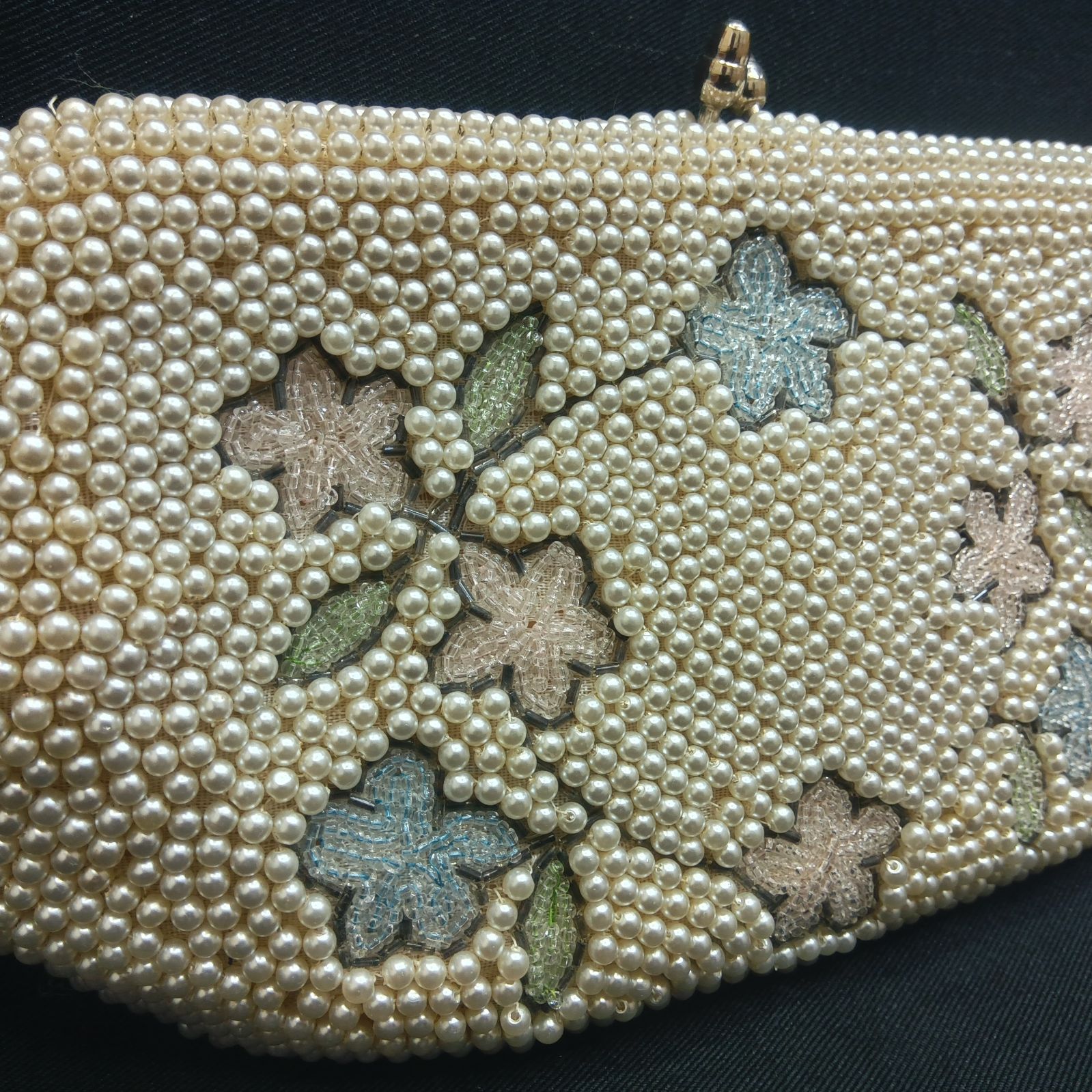 昭和レトロな花柄ビーズ刺繍クラッチバッグ　総ビーズ　ハンドバッグ 昭和レトロ 🔷ビーズ刺繍 ミニバッグ 🔴 ビーズ クラッチバッグ