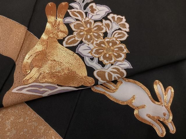 平和屋着物●豪華黒留袖　作家物　駒刺繍　花兎之図　金彩　正絹　逸品　未使用　AABH6908ph 平和屋着物○豪華黒留袖 作家物 駒刺繍 花兎之図 金彩 正絹 逸品 未
