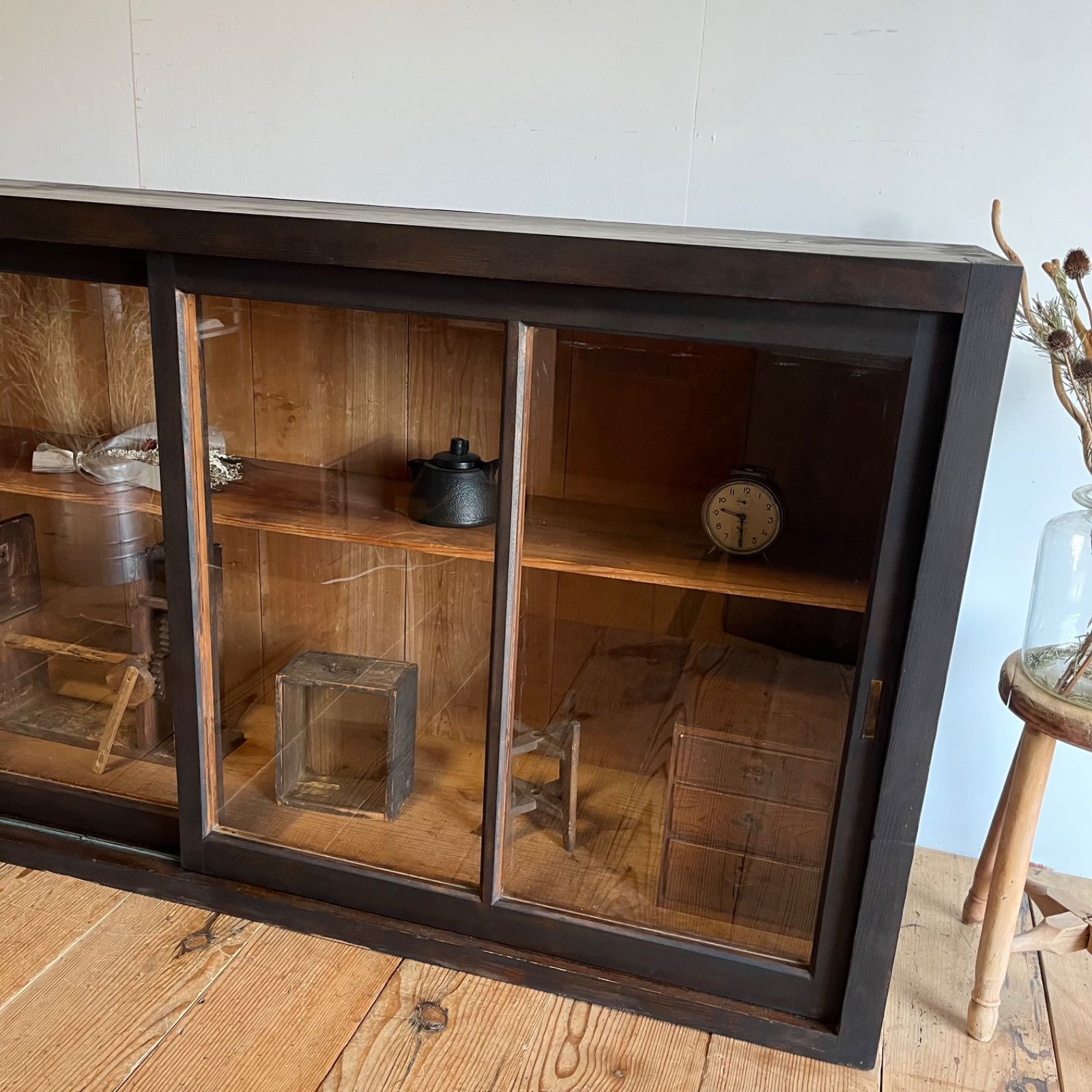 アンティーク ガラス 戸棚 キャビネット水屋箪笥 黒 古道具 k26 - メルカリ