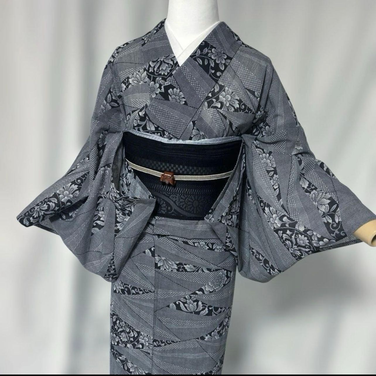裄68 美品 夏大島風 洗える紗紬風小紋 フルセット 灰黒系 羅半幅帯付き