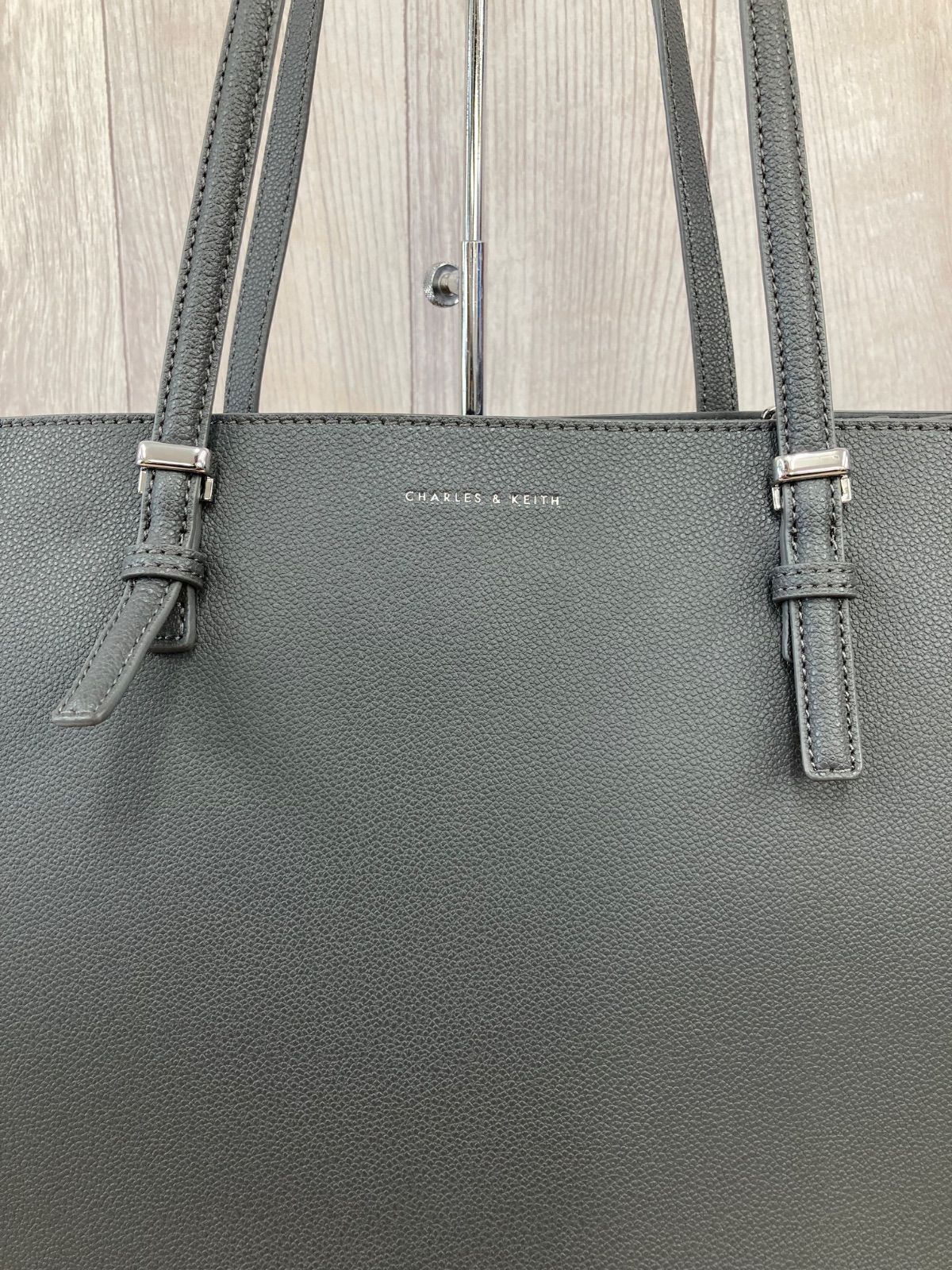 美品 CHARLES & KEITH チャールズアンドキース トートバック グレー 美品 CHARLES & KEITH チャールズアンドキース トートバック グレー