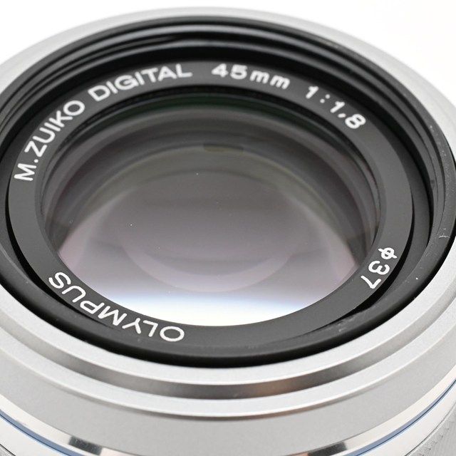 良品＞ OLYMPUS 45mm F1.8 シルバー｜単焦点ポートレートレンズ