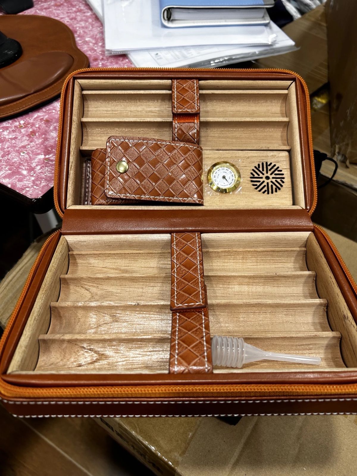 新品 未使用 葉巻ケース 6本収納 高級 保湿機能付き 皮革製 ギフト 