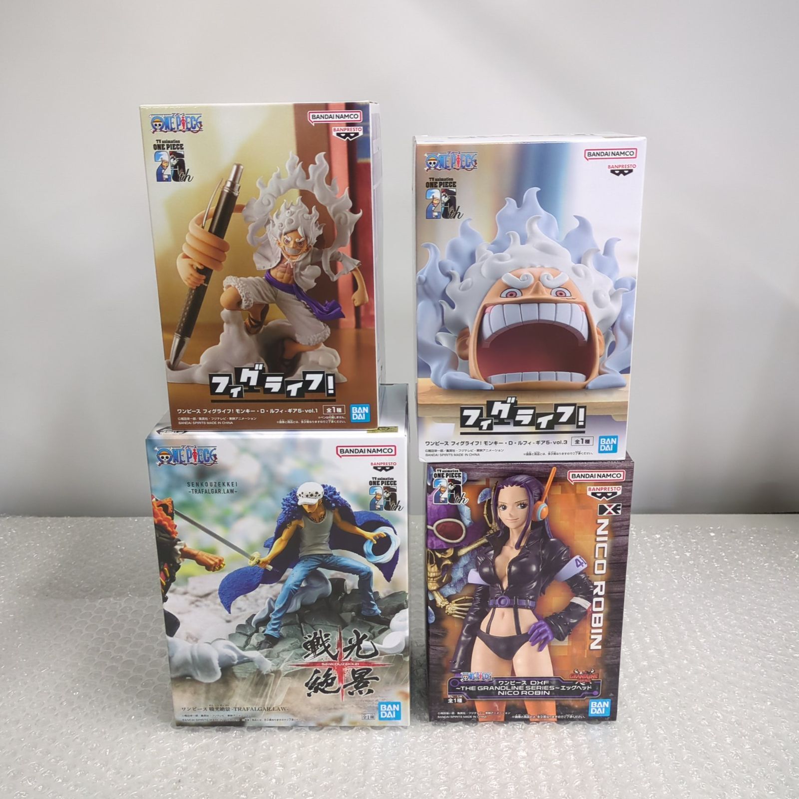フィギュア棚    ワンピースフィギュア 全て コレクションケースの棚きたので少しいじりました！ コレクション