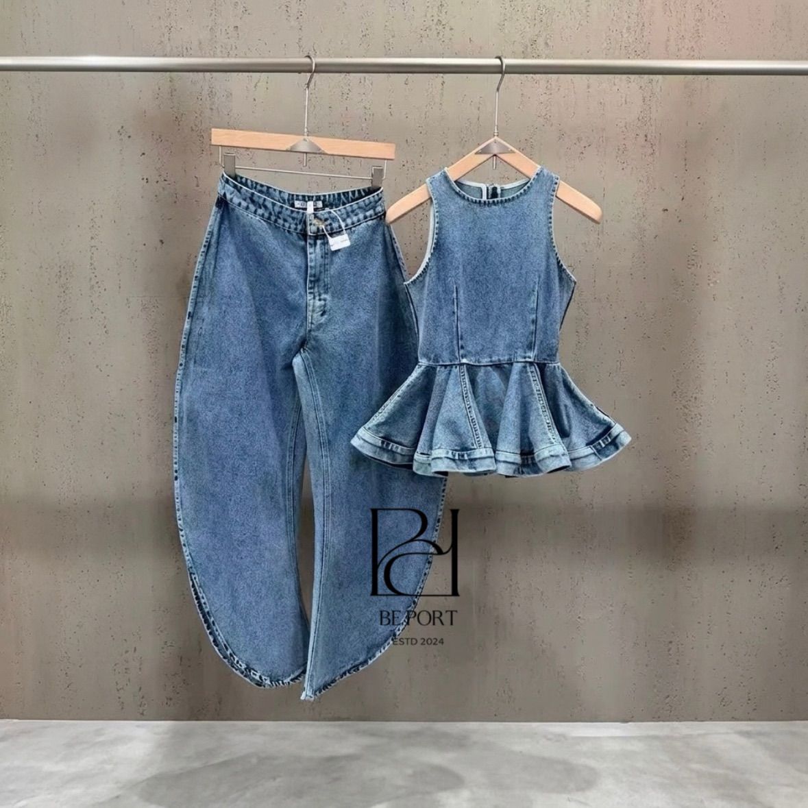 デニムペプラムバックZIPトップス + カーヴィースリットデニムパンツ