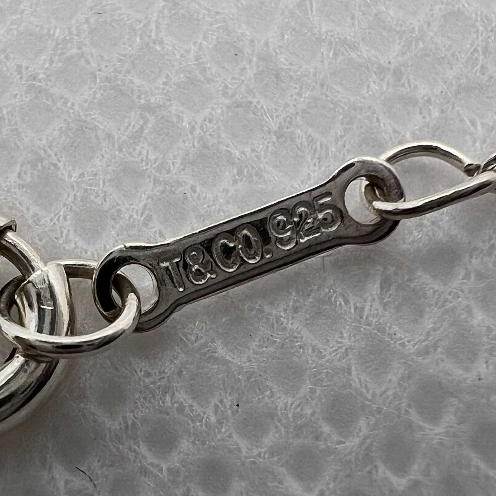 Tiffany & Co. エルサ・ペレッティ™ ティアドロップクロスペンダント