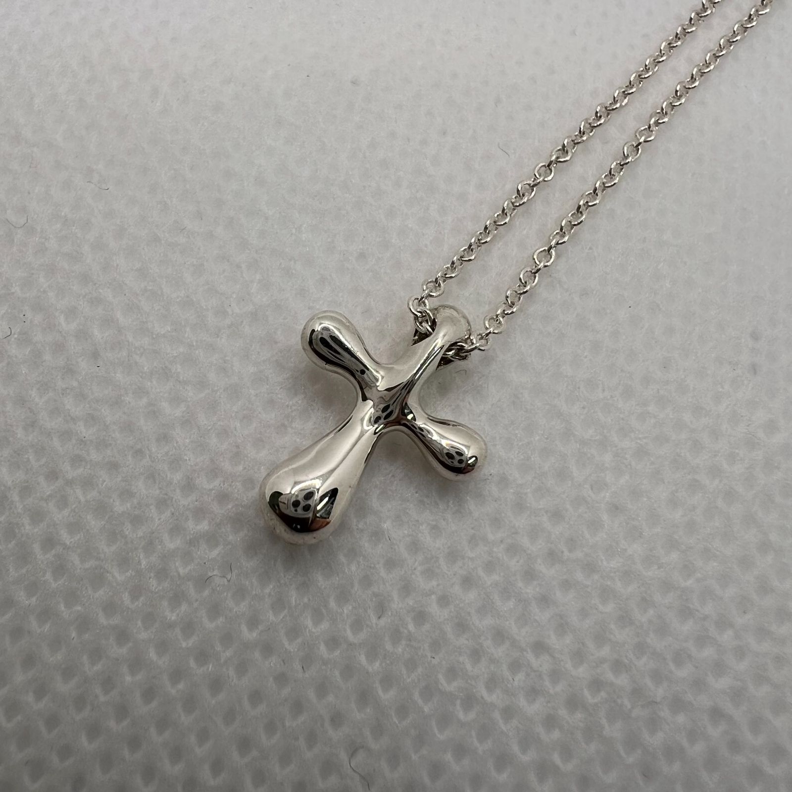 Tiffany & Co. エルサ・ペレッティ™ ティアドロップクロスペンダント