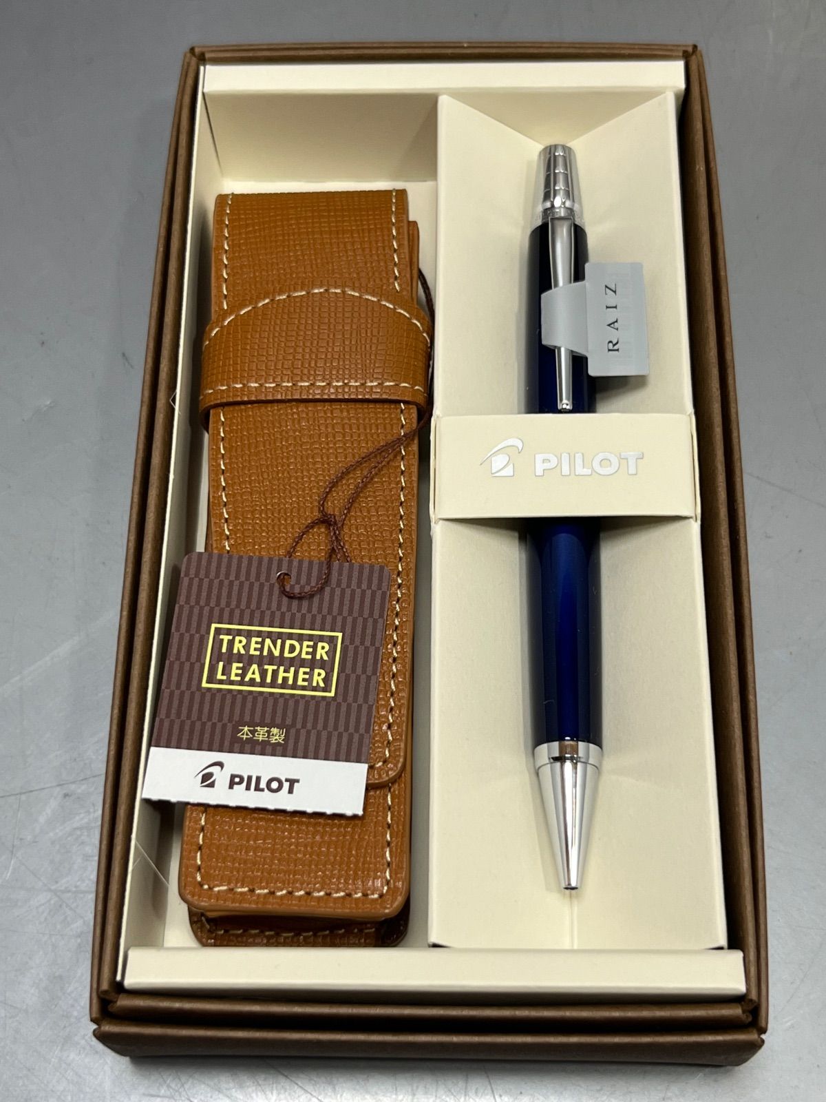 PILOT 油性ボールペン 『ライズ（RAIZ）』 & 本革製のペンケース 『トレンダーレザー（TRENDER LEATHER）』 オーシャンブルー　パイロット