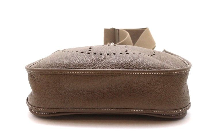HERMES エルメス バッグ エヴリン3PM トロワ 056277CK18 ショルダーバッグ
 トリヨンクレマンス エトゥープ/パラジウム(シルバー)金具 A刻印(約2017年)刻印 ユニセックス【中古】460 HERMES エルメス エヴリン3PM トロワ 056277CK18 ショルダーバッグ