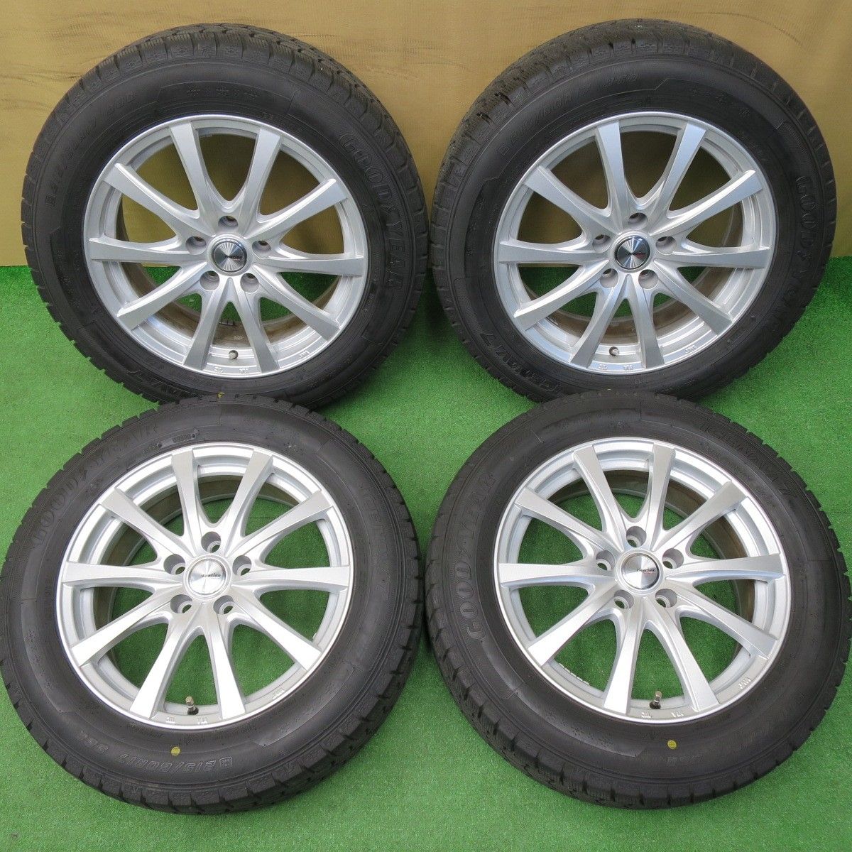 バリ溝！23年！キレイ！9.5分以上☆スタッドレス 215/60R17 