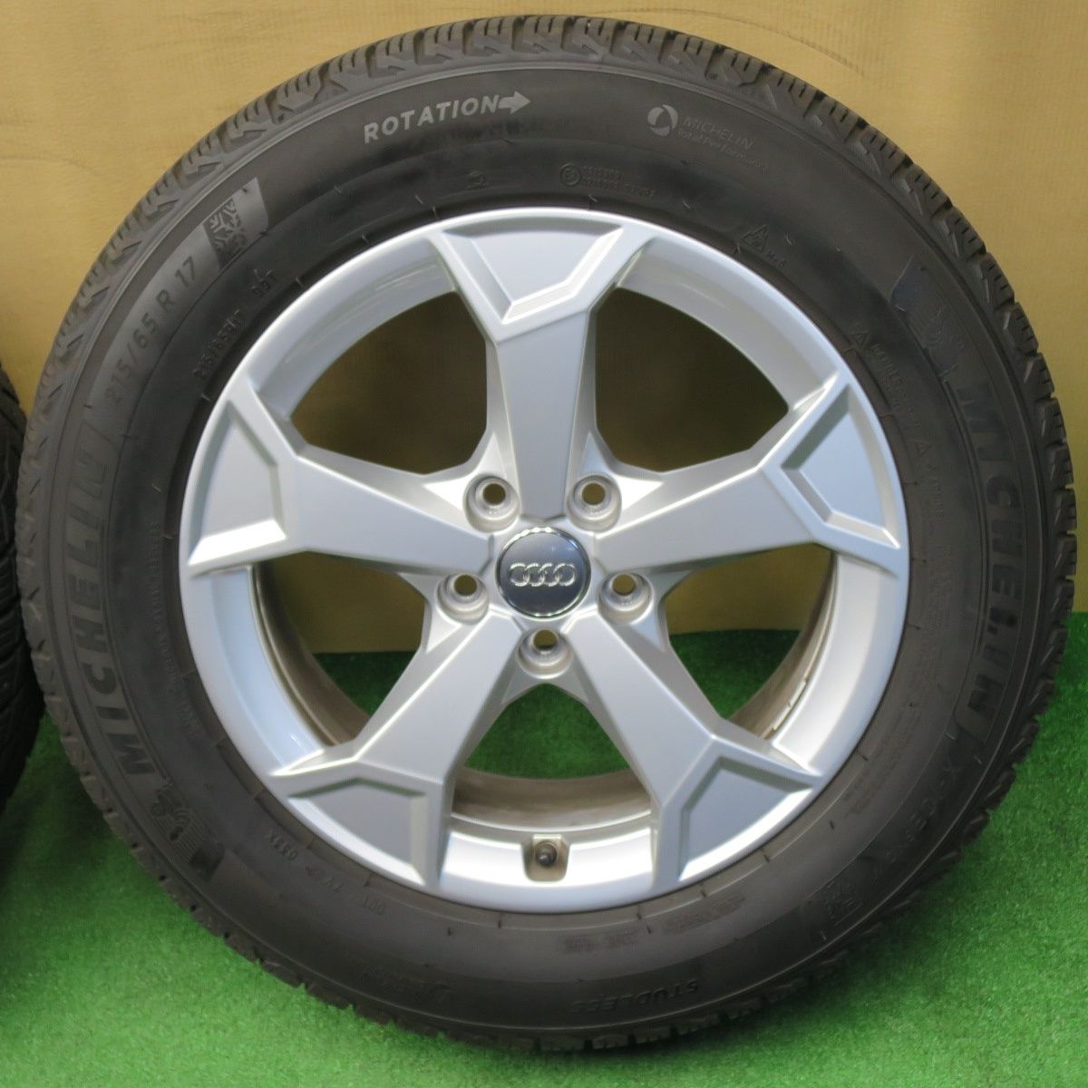 バリ溝！キレイ！8.5分☆アウディ Q3 F3 純正 215/65R17 スタッドレス 