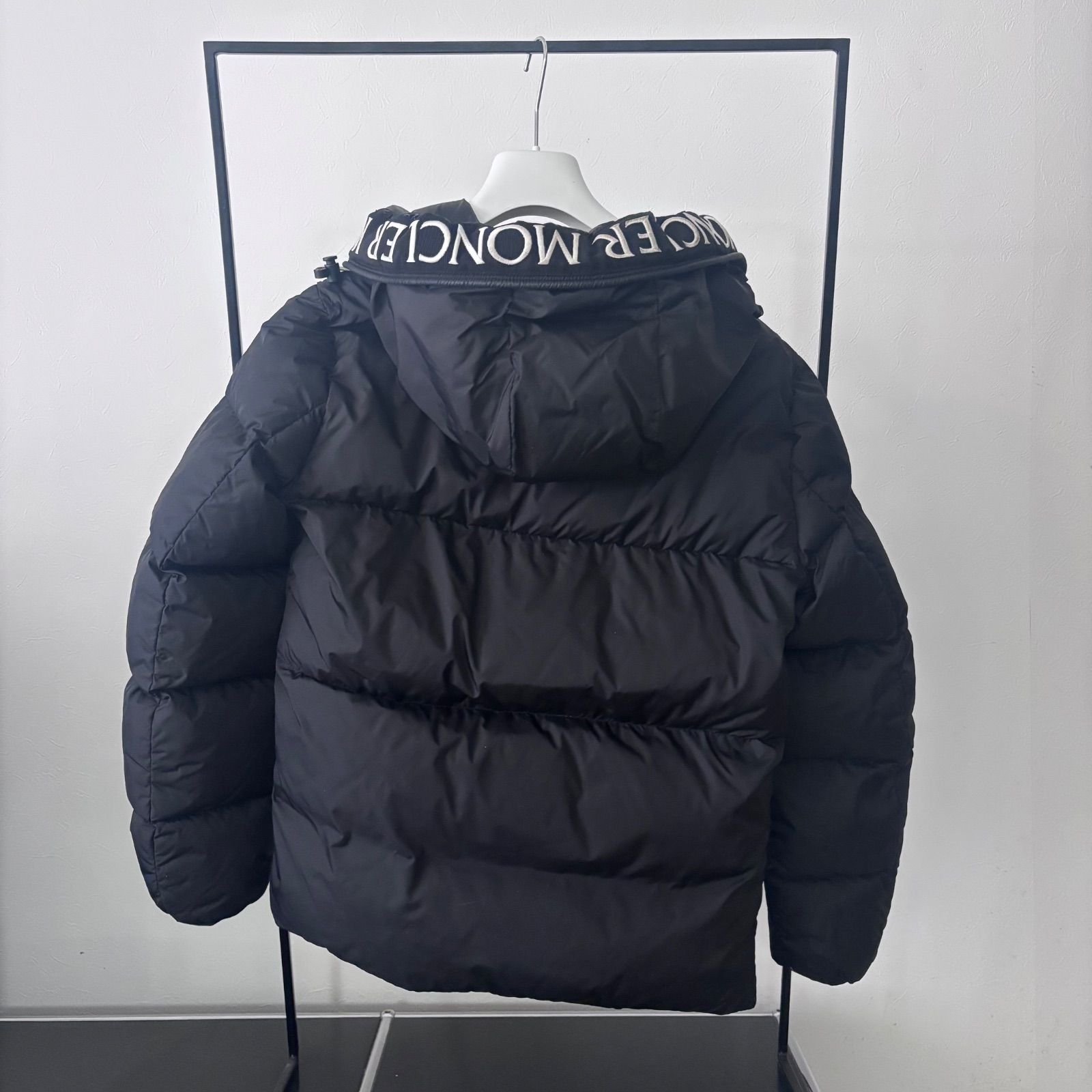 新着アイテム】 美品 2020/21モデル MONCLER 刺繍ロゴ エンボス 