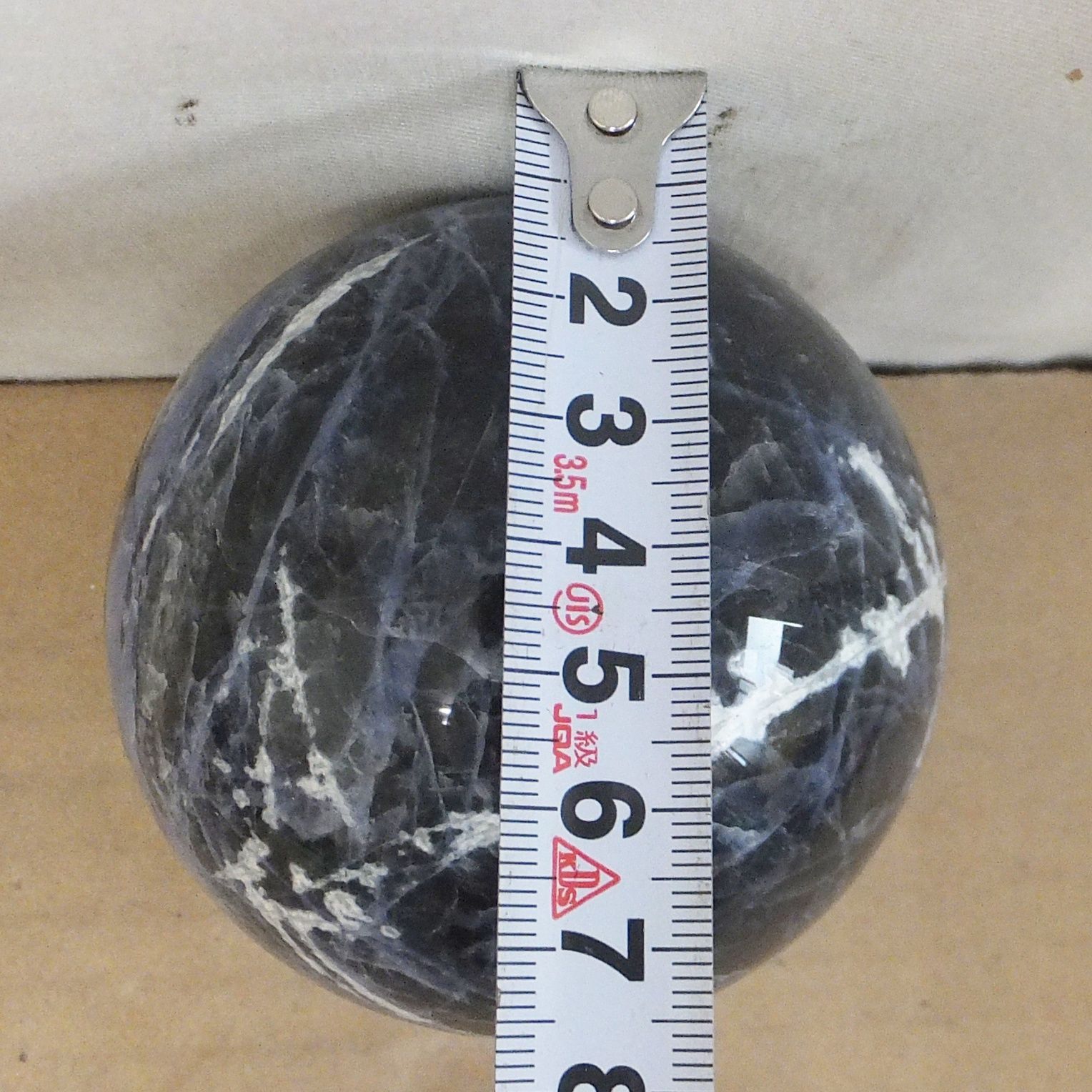 S107【希少】ソーダライト 直径約8cm 丸玉 スフィア 天然石 水晶 紅
