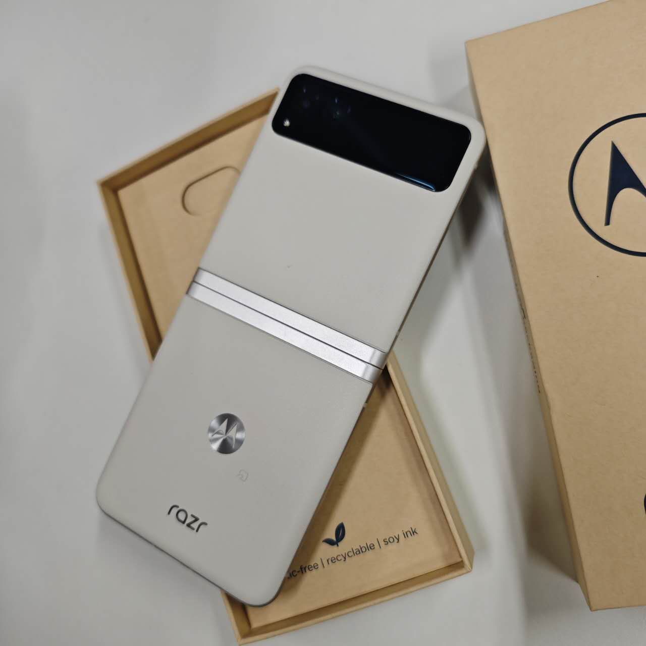 美品 motorola razr 40 8GB/256GB バニラクリーム - メルカリ