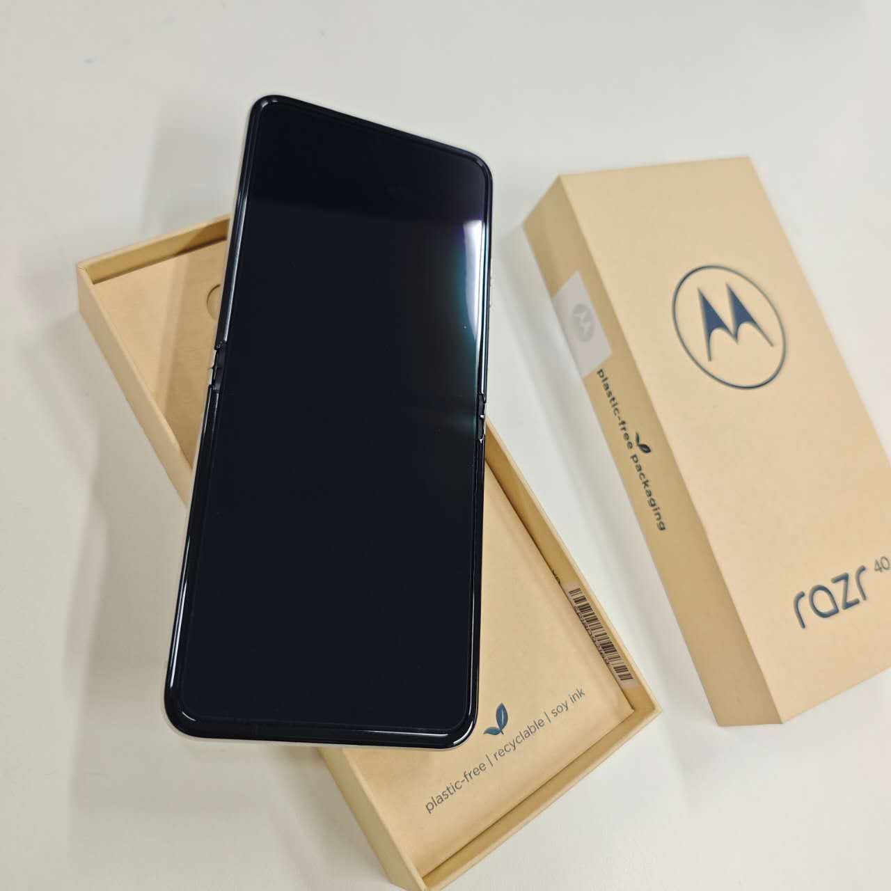 美品 motorola razr 40 8GB/256GB バニラクリーム - メルカリ