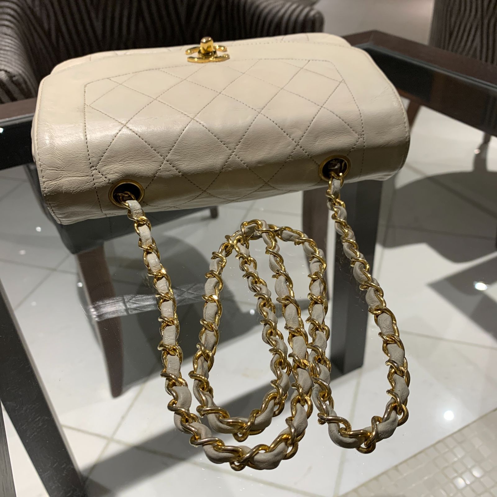 ◎本物 美品 chanel ダイアナ22cm ラムスキン 白シャネル マトラッセ 